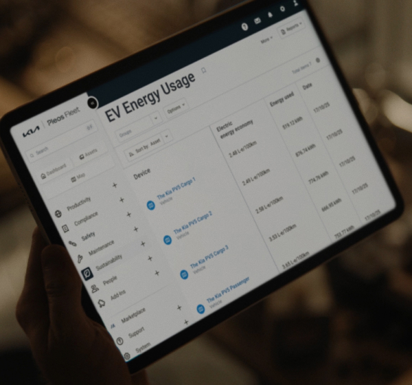 Nahaufnahme eines Tablet-Bildschirms mit Kia FMS und Fahrzeugstatusüberwachung